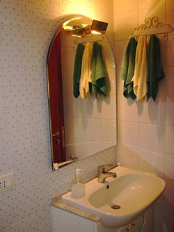 The bathroom of Rosa Apartment